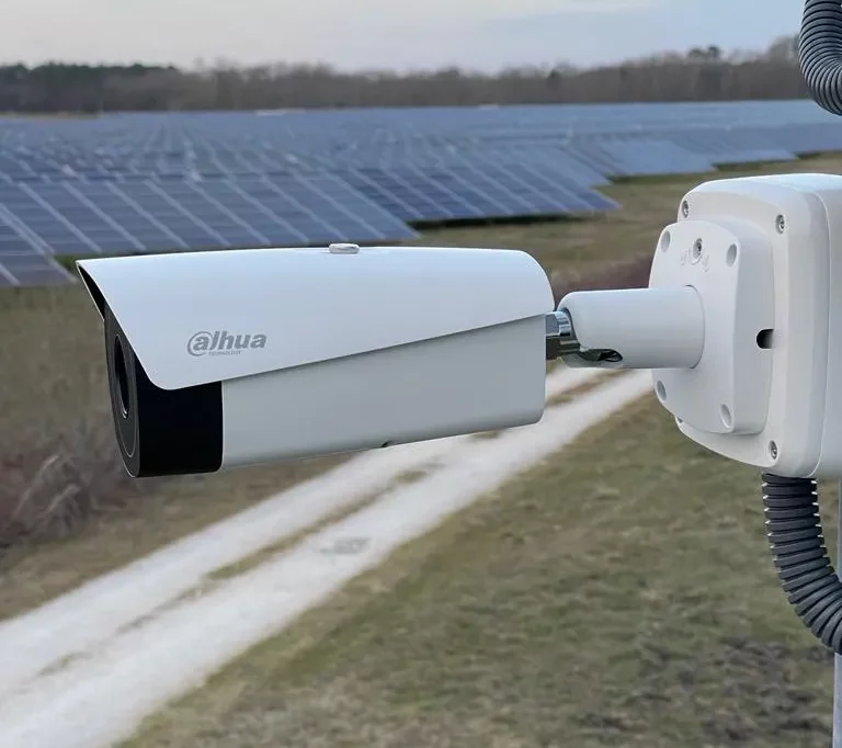 Caméra installer en hauteur dans un champ de panneau solaire